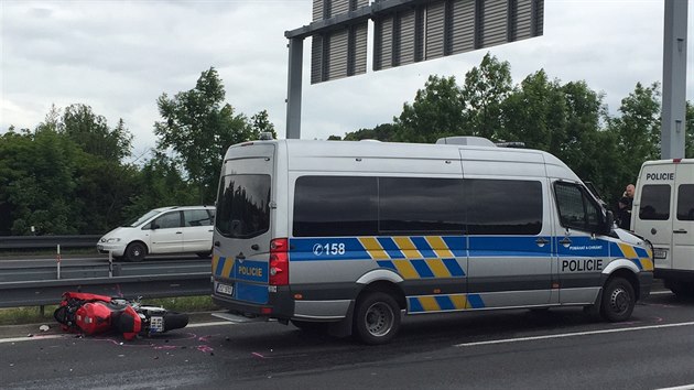 Na Jin spojce u sjezdu na Kr dolo ke stetu esti dopravnch prostedk, z toho ti byly policejn vozy, jeden osobn automobil a motorka.