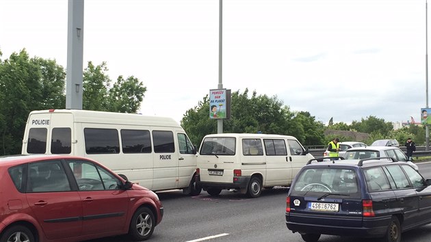 Na Jin spojce u sjezdu na Kr dolo ke stetu esti dopravnch prostedk, z toho ti byly policejn vozy, jeden osobn automobil a motorka.