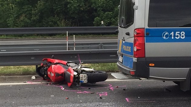 Na Jin spojce u sjezdu na Kr dolo ke stetu esti dopravnch prostedk, z toho ti byly policejn vozy, jeden osobn automobil a motorka.