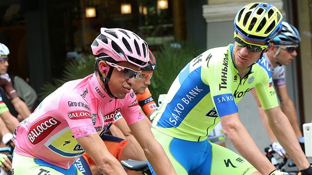 Alberto Contador v rovm a jeho tmov kolega Michael Rogers po startu jedenct etapy Gira.