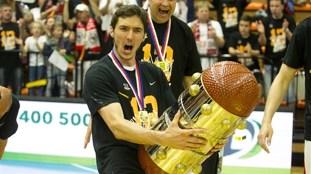 Ji Welsch s novou trofej pro vtze ligy basketbalist.