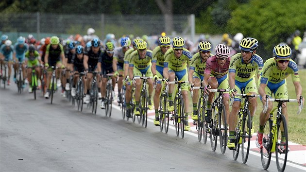 Vedouc zvodnk gira Alberto Contador schovan ve clku svho tmu Tinkoff-Saxo.