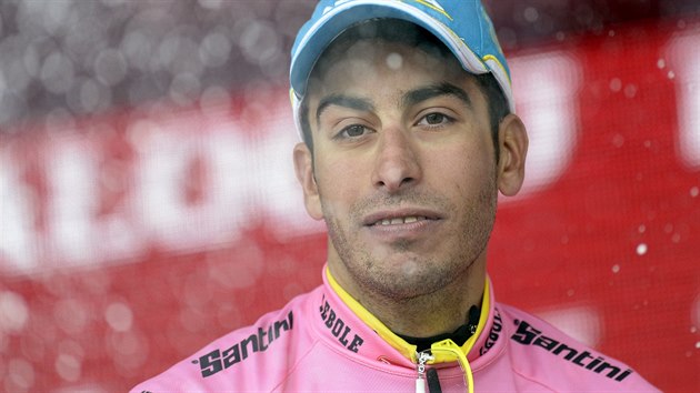 Fabio Aru se ve 13. etap Gira oblkl do rovho trikotu ldra.