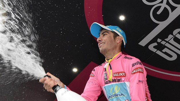 NOV MU V RَOVM. Fabio Aru se stal ve 13. etap Gira ldrem, co nleit oslavil.