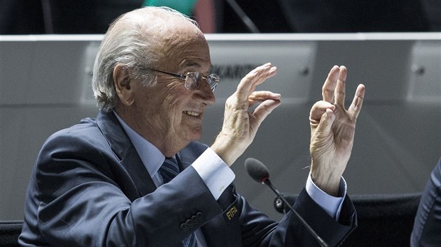 VECHNO V PODKU. Prezident FIFA Sepp Blatter je spokojen s tm, jak probh volebn kongres.