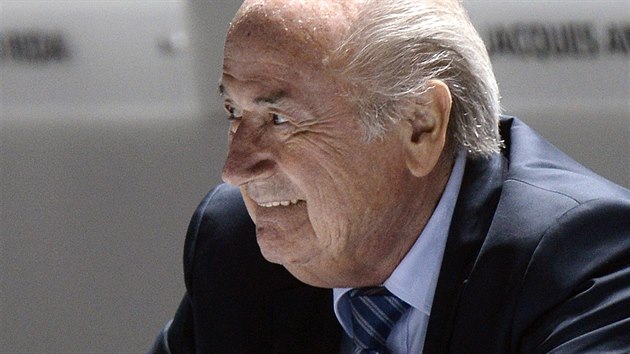 Prezident FIFA Sepp Blatter sleduje prbh volebnho kongresu.