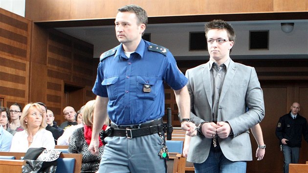 Luk Neesan obvinn z napaden kadenice znovu u Krajskho soudu v Hradci Krlov. (15. 4. 2014)