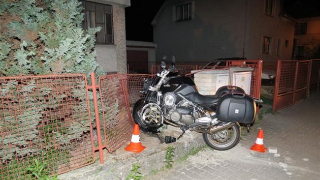 idi motorky, kter vezl estiletho chlapce, narazil v Pedmicch u Hradce Krlov do plotu (25.5.2015).