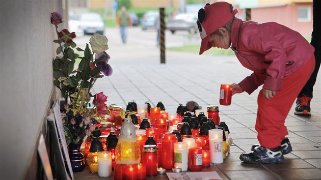 V Horn Bze na Plzesku, kde byla v pondl zavradna knihovnice, lid vytvoili pietn msto. Nos sem svky a kvtiny. (26. kvtna 2015)