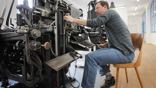 V Plzni vzniklo nov Muzeum knihtisku a knihy. Na snmku pracovnk tiskrny Ondej Vtovec u dkovho sazecho stroje Intertype C z roku 1928. (27. kvtna 2015)