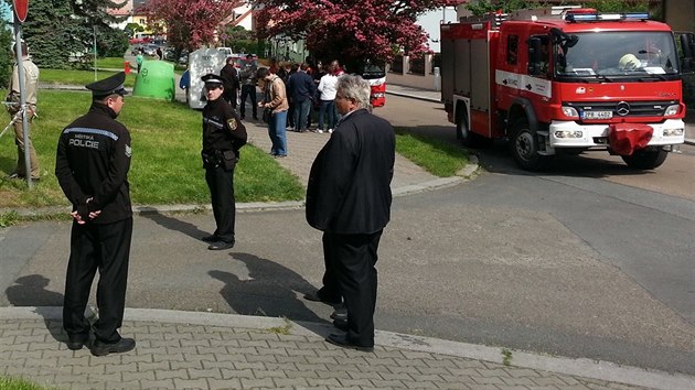 Policie evakuovala dm ve Smrkov ulici v Plzni. Po skoku z okna tady zemel 42let mu. V jeho byt se nala cvin protitankov stela. (28. kvtna 2015)