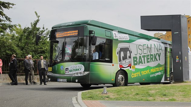 V Plzni zahj ostr provoz dva elektrobusy. Dobjec stanici maj na konen zastvce na Koutce. (28. kvtna 2015)