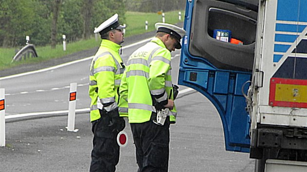 Policist se pi posledn akci zamili na idie nkladnch a dodvkovch vozidel.