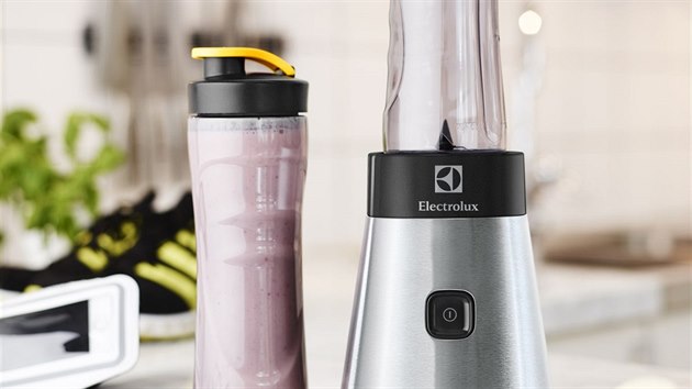 Ndoby od "fitness" mixru Electrolux PerfektMix lze pout i jako lahve na pit.