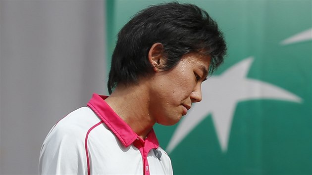 Japonsk tenista Joihito Niioka v duelu s Tomem Berdychem.
