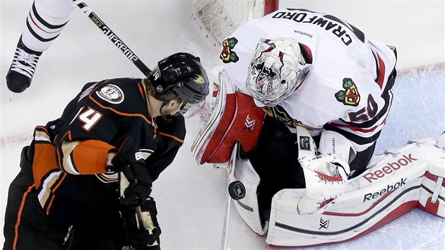 Chicagsk brank  Corey Crawford se sna chytit puk ped Tomem Fleischmannem z Anaheimu.