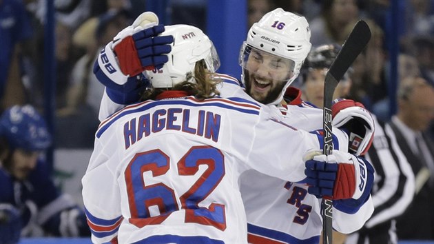 Carl Hagelin (vlevo) z New York Rangers gratuluje spoluhri Dericku Brassardovi k jedn z jeho t branek v duelu s Tampou Bay.