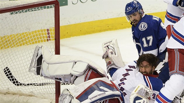 Glman Henrik Lundqvist z New York Rangers ztratil po jednom zvaru ped jeho brankou masku.