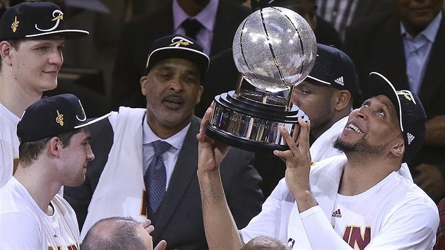Shawn Marion z Clevelandu zdvih nad hlavu trofej pro vtze Vchodn konference NBA.