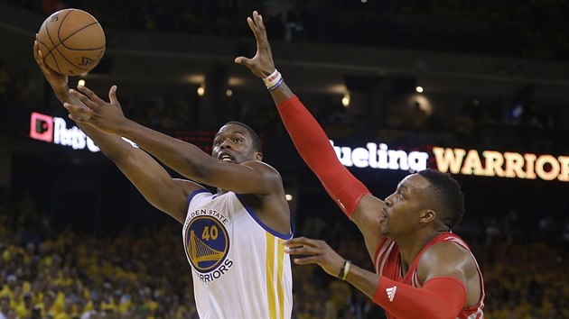 Harrison Barnes (vlevo) z Golden State se sna stelecky prosadit pes brncho Dwighta Howarda z Houstonu.