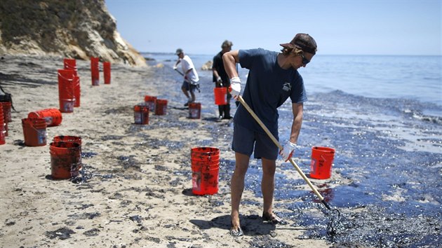 Dobrovolnci ist psek od ropy v Refugio State Beach v kalifornsk Golet (21. kvtna 2015).