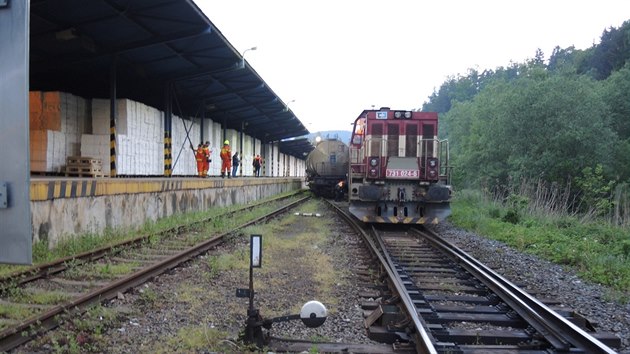 U Bludova ujely cisterny s chemikliemi, narazily do stojcho vlaku (22. kvtna 2015).