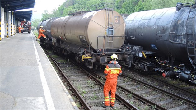 U Bludova ujely cisterny s chemikliemi, narazily do stojcho vlaku (22. kvtna 2015).