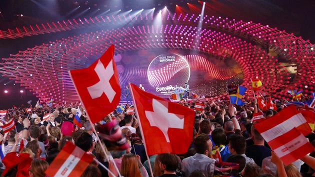 Eurosong 2015 - fanouci s vlajkami na druhm semifinle