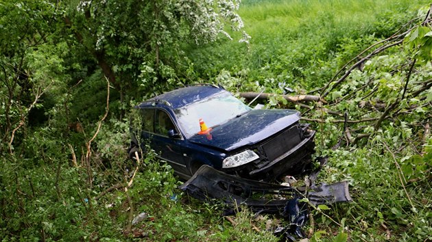 idi seatu dostal pi pedjdn na silnici R46 smyk a narazil do volkswagenu, ob auta pot vyletla ze silnice a skonila znien ve strmm svahu.