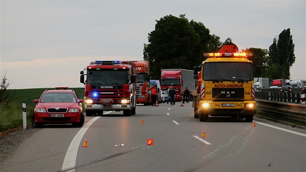 idi seatu dostal pi pedjdn na silnici R46 smyk a narazil do volkswagenu, ob auta pot vyletla ze silnice a skonila znien ve strmm svahu.