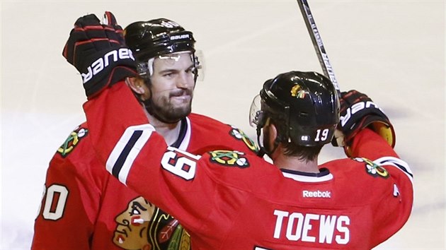 Jonathan Toews a Antoine Vermette slav gl Chicaga.