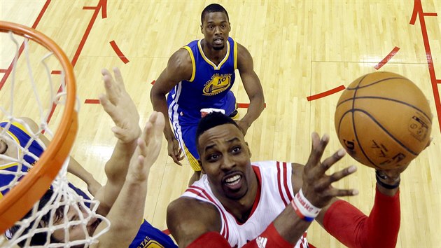 Dwight Howard (vpravo) z Houstonu zakonuje na ko Golden State.