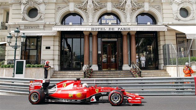 Sebastian Vettel z Ferrari bhem trninku na Velkou cenu Monaka