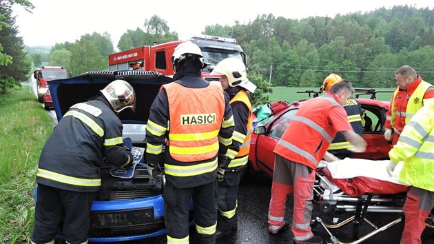 Rann hromadn dopravn nehoda mezi Novm Borem a Pihelem na eskolipsku.