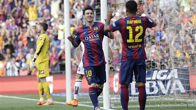 tonk Barcelony Lionel Messi (druh zprava) se raduje z trefy proti La Corun.