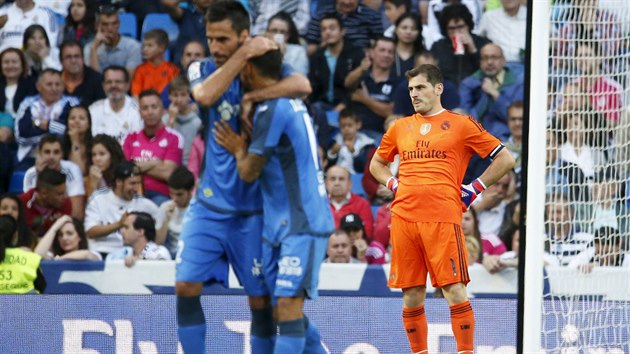 Zklaman glman Realu Madrid Iker Casillas (vpravo) pot, co inkasoval gl od Getafe.