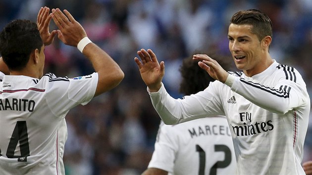 tonk Realu Madrid Cristiano Ronaldo (vpravo) slav se spoluhrem jeden ze svch gl proti Getafe.