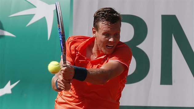 Tom Berdych returnuje v 2. kole Roland Garros proti Radku tpnkovi.