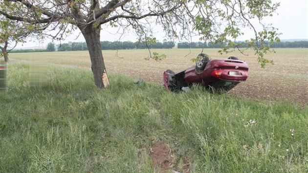 Mu obrtil auto na stechu. Jako zzrakem se mu nic nestalo (20. 5. 2015)