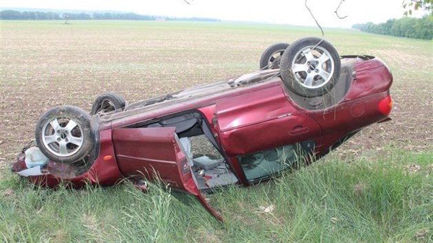 Mu obrtil auto na stechu. Jako zzrakem se mu nic nestalo (20. 5. 2015)