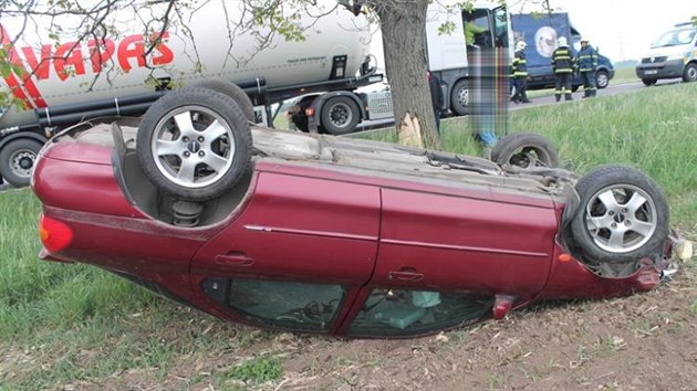 Mu obrtil auto na stechu. Jako zzrakem se mu nic nestalo (20. 5. 2015)