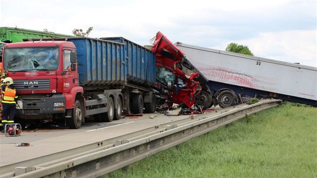 Pi dopravn nehod na D1 u Brna zemeli dva idii kamïnu (25. 5. 2015).
