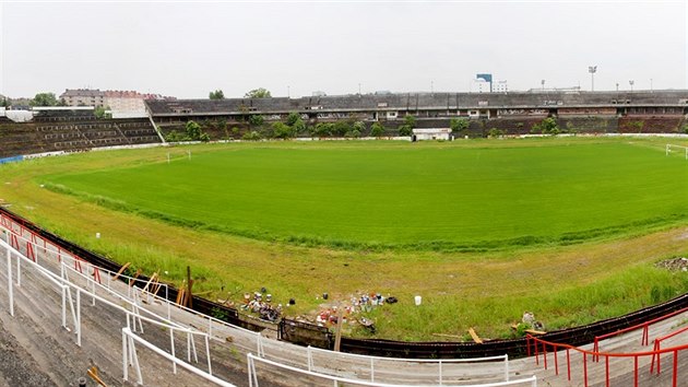 Stav revitalizovanho stadionu za Lunkami na konci kvtna.
