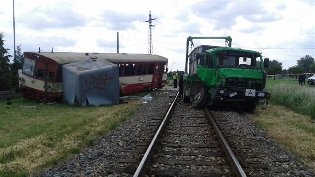 Ve Velkch Pavlovicch na Beclavsku vykolejil vlak po srce s nkladnm autem.