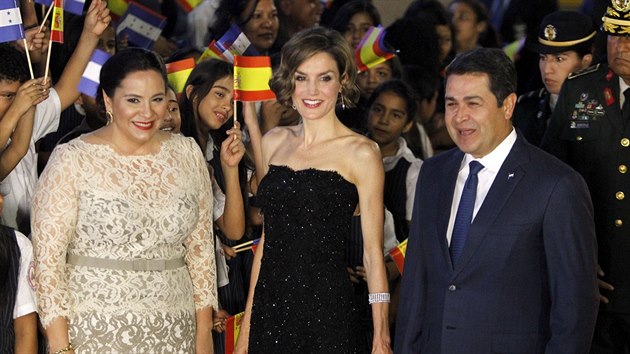 panlsk krlovna Letizia a hondurask prezidentsk pr Juan Orlando Hernndez a jeho manelka Ana Garcia (Tegucigalpa, 25. kvtna 2015)