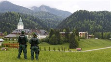 Bavorští policisté se chystají na summit G7 v bavorském Elmau (19. května 2015) Bavorští policisté se chystají na summit G7 v bavorském Elmau (19. května 2015)