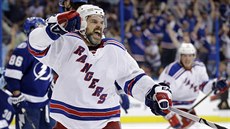 Dan Boyle z NY Rangers se raduje z gólu.