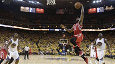 James Harden zakonuje v utkání s Golden State.