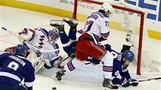 Pořádný zmatek měl v tuhle chvíli před svojjí brankou gólman Henrik Lundqvist. Pořádný zmatek měl v tuhle chvíli před svojjí brankou gólman Henrik Lundqvist.