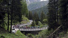 V LESE MEZI HORAMI. Krásný úsek v estnácté etap cyklistického Gira.